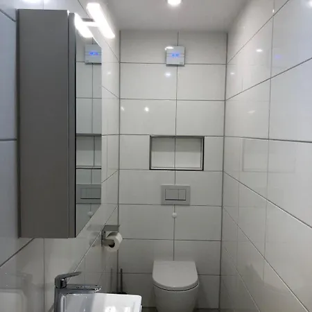 Neu Saniert, 7 Personen, Direkt An Der Autobahn Und Mercedes Werk Apartament