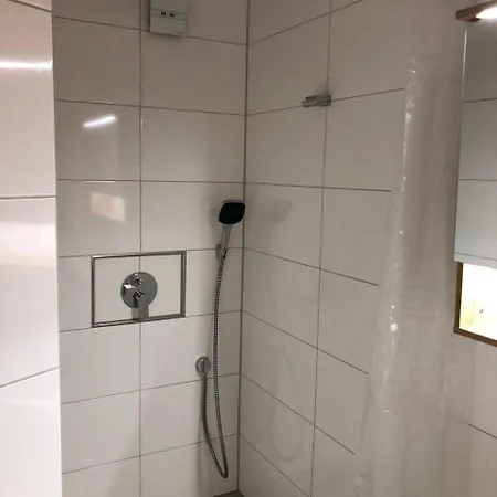 Neu Saniert, 7 Personen, Direkt An Der Autobahn Und Mercedes Werk *