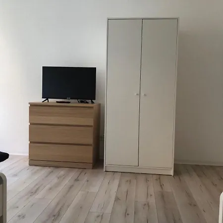 Neu Saniert, 7 Personen, Direkt An Der Autobahn Und Mercedes Werk Apartament *