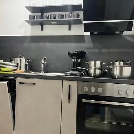 Apartament Neu Saniert, 7 Personen, Direkt An Der Autobahn Und Mercedes Werk